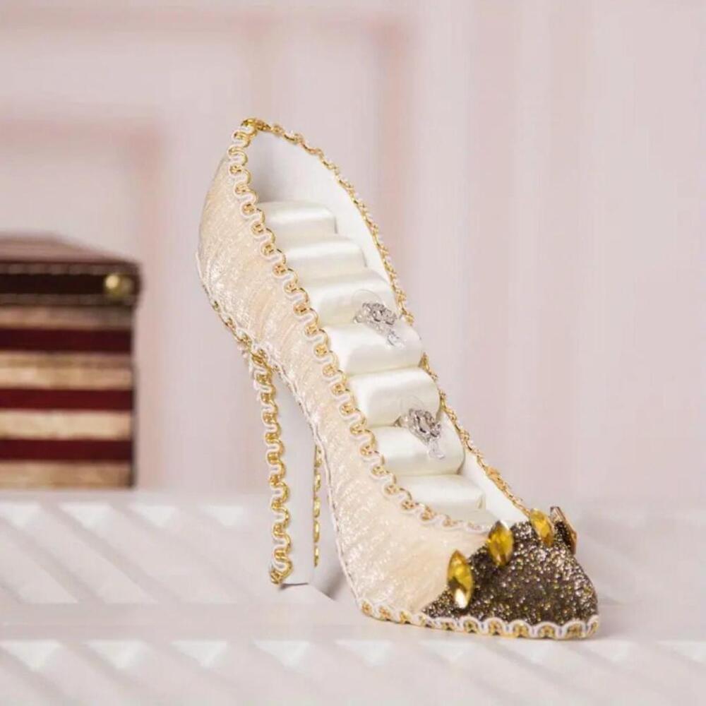 High Heel Shaped Jewelry Rack In Beige
